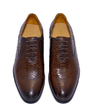 Brown men’s formal shoes with textured leather and a classic lace-up design by Vagant.